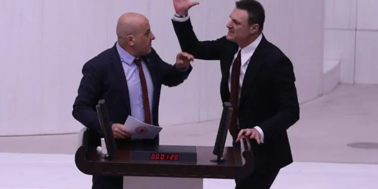 ‘Bu Devlet Katil’ ‘Bu Devleti Yıkmamız Gerekiyor.’ Diyen Ahmet Şık tan basın açıklaması.